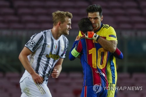 ‘호날두 2골’ 유벤투스, 메시의 바르사에 3-0 대승…1위로 16강