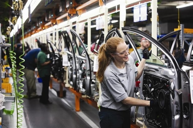 현대자동차 미국 앨라배마 공장 생산라인에서 직원들이 차체 부품을 조립하고 있다. 사진=현대차
