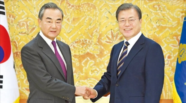 문재인 대통령이 26일 청와대를 예방한 왕이 중국 외교장관을 만나 환하게 웃으며 악수하고 있다.   /허문찬 기자 sweat@hankyung.com 