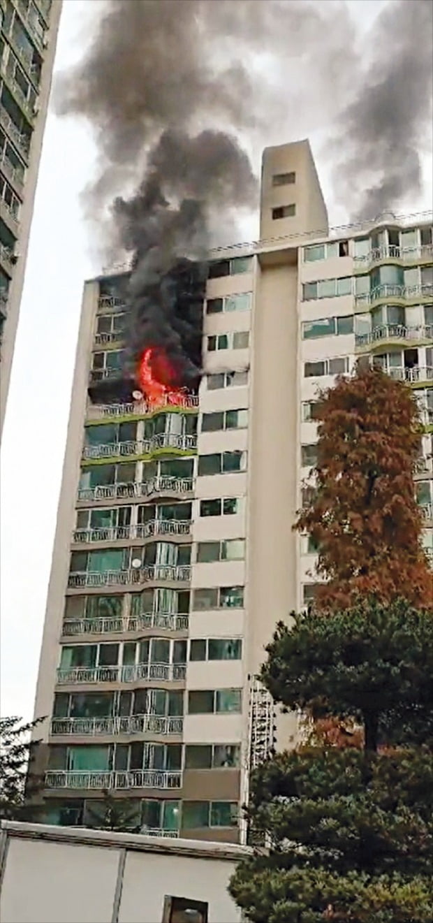 1일 경기 군포 산본동의 25층짜리 아파트에서 공사 중 화재가 발생해 4명이 숨지는 등 최소 11명의 인명 피해가 발생했다. 화마에 휩싸인 아파트에서 검은 연기가 뿜어져 나오고 있다.  연합뉴스 