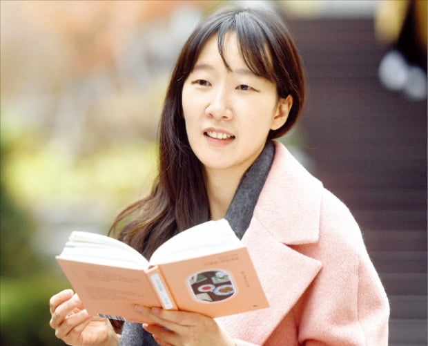 백수린 작가가 서울 중림동 한국경제신문사에서 등단 10년 만에 낸 첫 산문집 《다정한 매일매일》에 대해 소개하고 있다.  /허문찬  기자  sweat@hankyung.com 