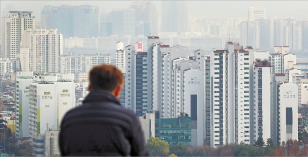 보유세 부담이 커지면서 서울 임대차 시장에서 반전세 거래가 크게 늘고 있다. 서울 응봉산에서 바라본 성동구 아파트 단지들. 연합뉴스 