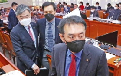 與 '김여정 하명' 논란 '대북전단 금지법' 강행