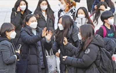 [포토] '코로나 수능' 마치고 서로 격려하는 수험생