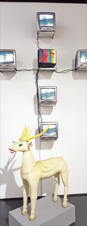 서울 한남동 BHAK에 전시된 백남준의 비디오 설치 작품 ‘정지용’(1996). 