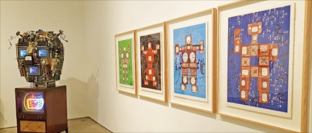 리안갤러리 서울에 전시된 백남준의 비디오조각 ‘볼타’(왼쪽)와 판화 연작 ‘진화, 혁명, 결의’. 