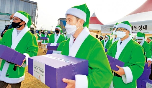 [포토] ‘초록 산타’로 변신한 포항시장