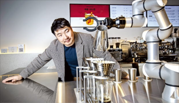 라운지랩의 ‘바리스’는 고급 드립커피를 만드는 국내 최초 바리스타 협동 로봇이다. 황성재 라운지랩 대표는 서울 강남과 제주 애월 등에서 카페 라운지엑스 6개 지점을 운영하고 있다.   라운지랩 제공 