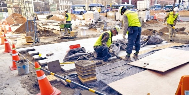 해마다 연말이면 멀쩡한 보도블록이 교체되는 등 곳곳에서 정부가 발주한 공사가 진행된다. 배정받은 예산을 연내 소진하지 못하면 내년도 예산에서 감액되므로 정부는 연말에 무리해서 예산을 집행하곤 한다. 허문찬 기자 sweat@hankyung.com 