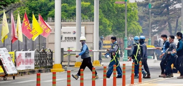 해고자의 노동조합 가입을 허용하는 노동조합법 개정안이 지난 9일 국회를 통과하면서 기업들의 우려가 커지고 있다. 한 제조업체 공장에서 파업 근로자들이 시위를 벌이기 위해 이동하고 있다. 신경훈 기자 khshin@hankyung.com 