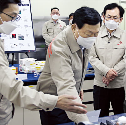 신동빈 롯데 회장이 롯데정밀화학 울산 공장을 방문해 신소재 제품에 대한 설명을 듣고 있다.

 