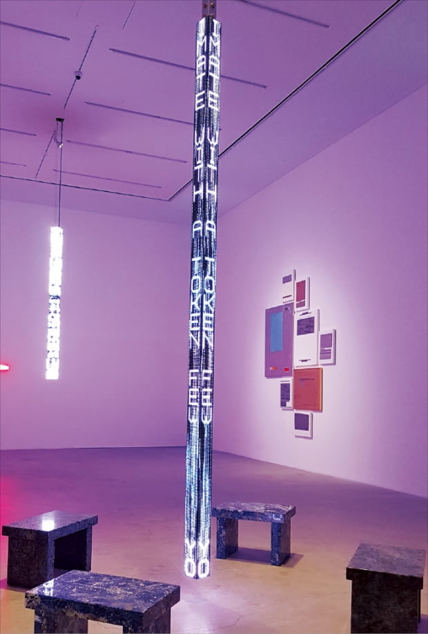 국제갤러리 K3에 전시된 제니 홀저의 LED 신작 ‘경구들’과 대리석 조각 작품들. 