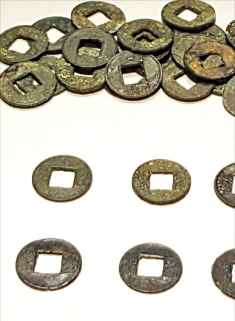 제주도 산지항에서 출토된 중국계 화폐들.  제주국립박물관 