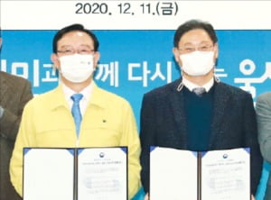 송철호 울산시장(왼쪽)이 지난 11일 울산시청에서 김환 이노켐 대표와 투자협약을 체결하고 있다.  
 울산시 제공 