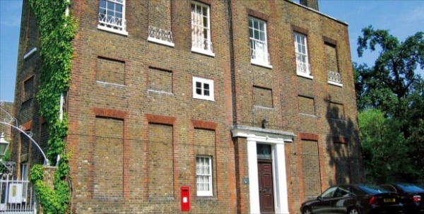 창문이 사라진 영국의 이상한 건물. 1696년 영국 정부가 창문세를 걷기 시작하자 절세를 위해 건물을 지을 때 일부러 창을 내지 않았다. 