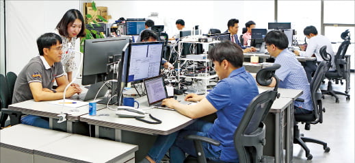 서울 여의도 아우토크립트 연구소에서 일하는 개발자들. 