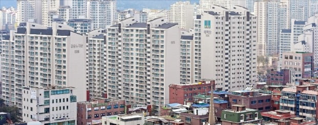 전세난 심화로 매수세가 늘어나 중소형 아파트값이 크게 오르고 있는 서울 성북구 길음뉴타운.   /한경DB 