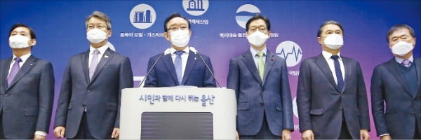 송철호 울산시장이 17일 울산시청에서 열린 기자회견에서 가덕도 신공항 건설을 지지하는 울산시 방침을 발표했다. 왼쪽부터 허영도 부산상공회의소 회장, 변성완 부산시장 권한대행, 송철호 울산시장, 김경수 경남지사, 전영도 울산상의 회장, 한철수 창원상의 회장. /울산시 제공