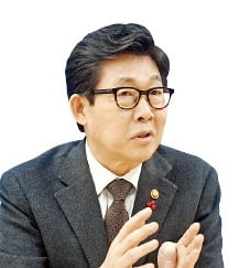 조명래 환경부 장관 "새로운 수도권 쓰레기 매립지 조만간 공모"