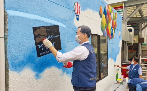 한국에너지공단 임직원이 지난 7월 울산 중구 태화종합시장에서 벽화 그리기 봉사활동을 하고 있다. 한국에너지공단 제공 