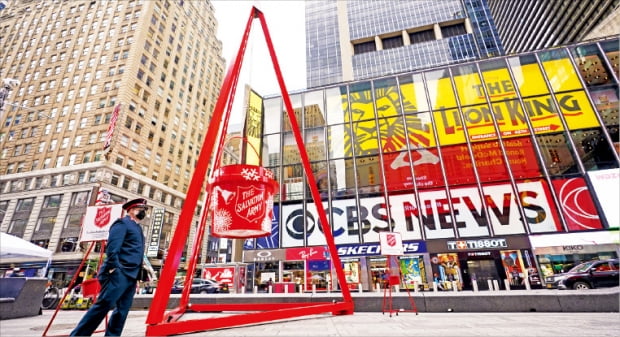 지난 1일 미국 뉴욕 타임스스퀘어에 등장한 구세군 자선냄비. 연합뉴스 