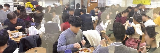 수도권에서 ‘5인 이상 사적 모임 금지’ 조치가 시행된 첫날인 23일 서울 여의도의 한 식당에 손님들이 붐비고 있다. 5명 이상 온 손님들도 ‘쪼개기’로 앉아 식사했다. 수도권은 이날부터, 다른 지역은 24일 0시부터 식당에서 5인 이상이 식사를 함께할 수 없다.   /양길성 기자 