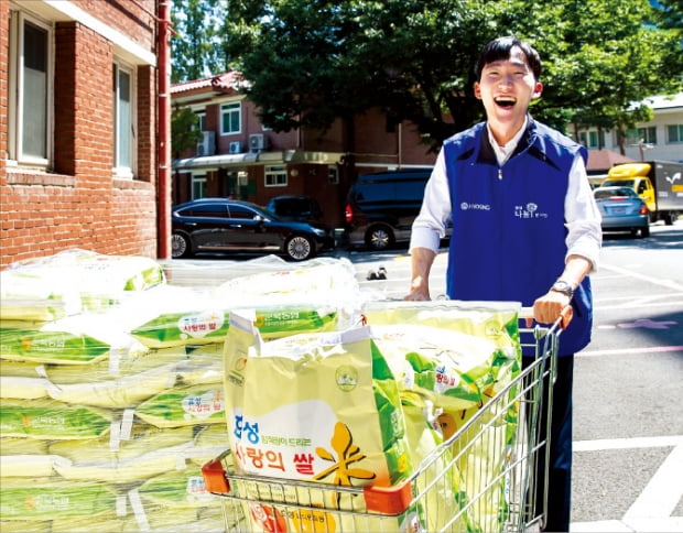 나눔봉사단에 참가한 효성 직원이 ‘사랑의 쌀’을 나르고 있다.  효성 제공 