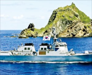 해군 세종대왕함이 지난해 8월 시행한 동해 영토수호 훈련 중 독도 주변을 항해하고 있는 모습.  /해군 제공 
