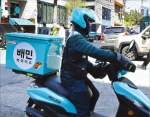 모임 금지에 '집콕 소비' 폭발…배달앱 먹통, 고기·와인 매출 40%↑
