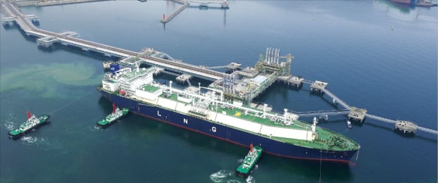 한국가스공사는 통영LNG터미널에 LNG선 시운전 설비를 갖추고 한국 조선사들이 건조한 LNG선의 시운전을 지원하고 있다. 한국가스공사 제공
 
