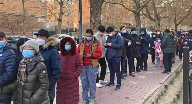 사진은 지난달 26일 베이징 차오양구 왕징의 한 아파트 안에서 핵산검사를 받으려 줄을 서고 있는 주민들. 사진=연합뉴스