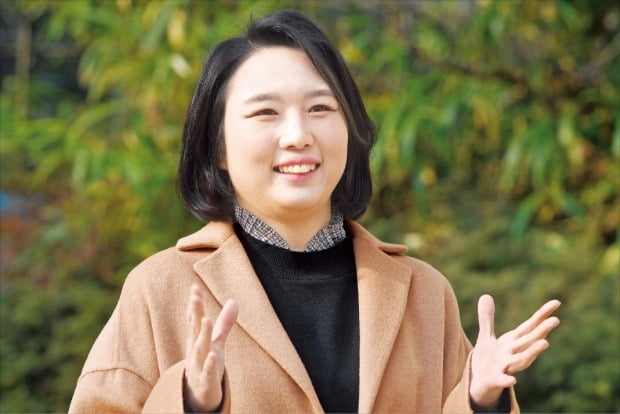 ‘2021 한경 신춘문예’ 수필 부문 당선자 유성은 씨는 “세상사를 가장 솔직담백하게, 또 유머러스하게 글로 풀어내 많은 이들의 마음을 치유하는 작가가 되고 싶다”고 말했다.   /김범준 기자 bjk07@hankyung.com 