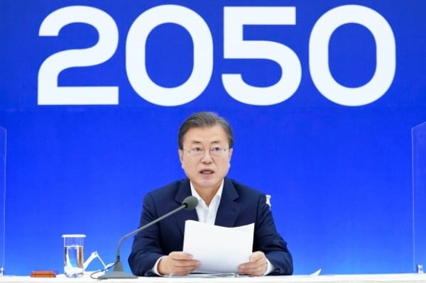 문재인 대통령이 지난달 27일 청와대에서 열린 2050 탄소중립 범부처 전략회의에 참석,모두발언을 하고 있다. /사진=청와대사진기자단