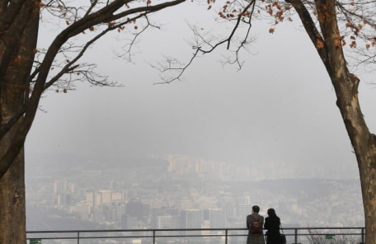 서울 남산에서 바라본 시내가 뿌옇다 .사진=한경DB.