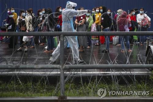 말레이 장갑 공장 집단감염 3천명 넘어…"기숙사 환경 열악"