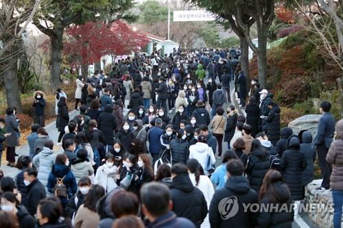 [수능] 코로나로 마스크에 가림막까지…수험생들 "힘들었어요"