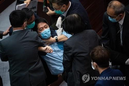 홍콩 전 야당의원 테드 후이 덴마크로 탈출…영국 망명 희망