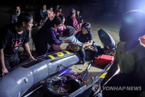 인도네시아 메단 집중호우로 4개 강 범람…최소 5명 사망