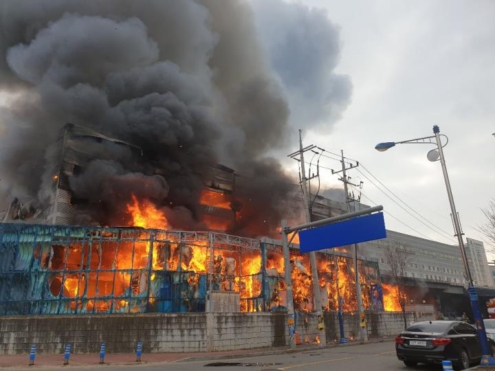 김포 골판지 제조공장서 큰불…1명 부상