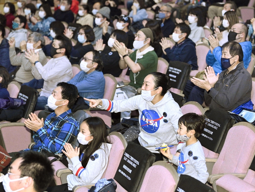 한층 진화 日 '하야부사2'…인류 첫 소행성 표면 뚫고 시료 확보