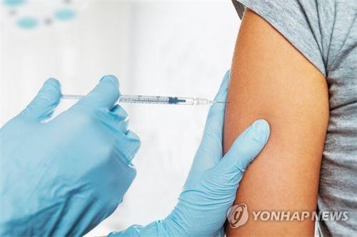 "주사 맞을 때 웃거나 찡그린 표정, 주사 통증 최대 40% 완화"