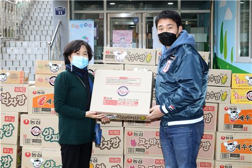 두산, PS서 '오늘의 깡' 수상하고 받은 과자들 기부