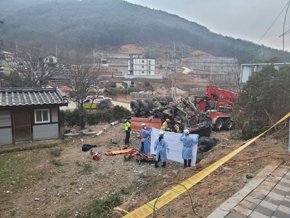 안성 도로서 덤프트럭 전복…운전자 1명 사망