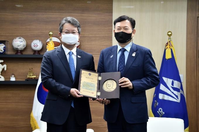 가덕신공항에 힘 보탠 송영길 '부산 명예시민 됐다'