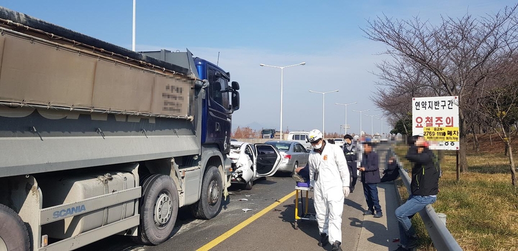 부산 강변대로서 덤프트럭이 앞차 '쾅'…3명 병원 후송