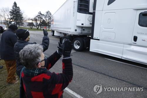 미 '코로나 억제 희망' 백신 배포 시작…14일 첫 접종할 듯