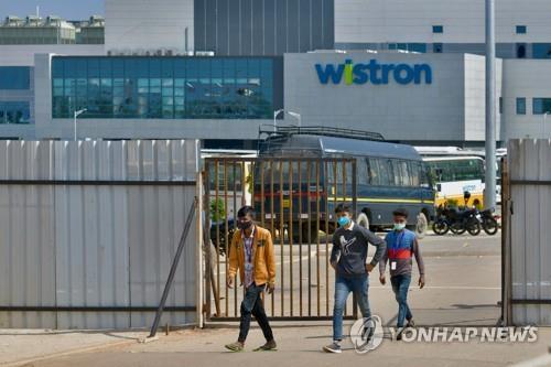 印 아이폰 공장서 임금 체불 불만 폭동…경찰, 100여명 체포