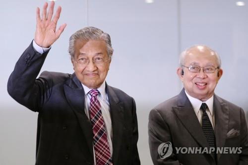 말레이 95세 마하티르, 총리직 탈환 나서…정치권 계속 시끌