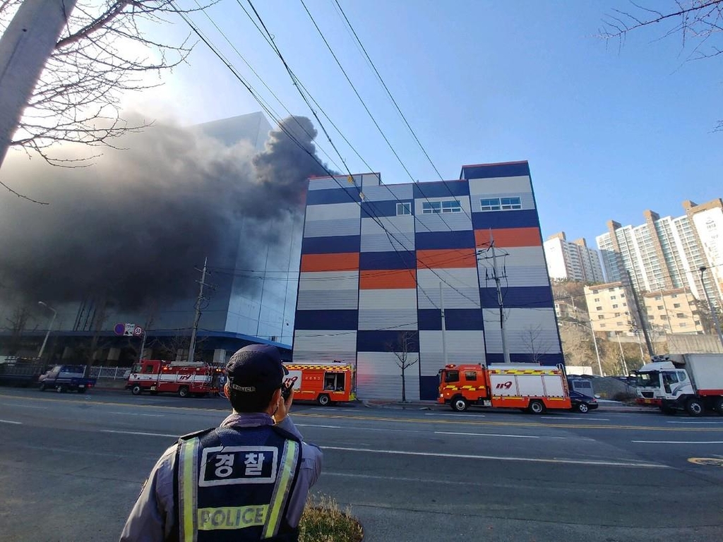 부산 수산물가공공장 불…10여명 대피