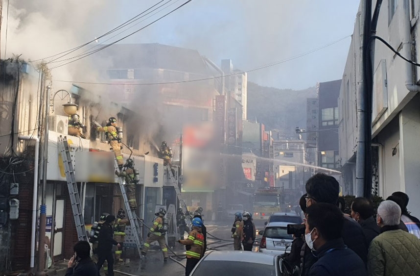 양산 상가건물 2층서 불…10여명 대피